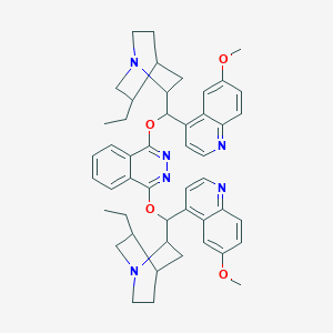 molecular formula C₄₈H₅₄N₆O₄ B110519 1-((1R)-((2R,4R,5S)-5-ethylquinuclidin-2-yl)(6-methoxyquinolin-4-yl)methoxy)-4-((1R)-((2R,4S,5R)-5-ethylquinuclidin-2-yl)(6-methoxyquinolin-4-yl)methoxy)phthalazine CAS No. 140924-50-1