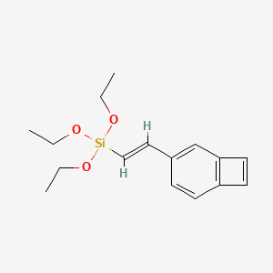 molecular formula C16H22O3Si B1141583 (E)-(2-(bicyclo[4.2.0]octa-1,3,5,7-tetraen-3-yl)vinyl)triethoxysilane CAS No. 124389-79-3