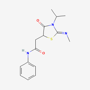 molecular formula C15H19N3O2S B11531946 2-[(2E)-2-(methylimino)-4-oxo-3-(propan-2-yl)-1,3-thiazolidin-5-yl]-N-phenylacetamide 