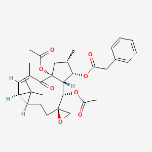 B1163886 [(1'R,2R,3'Z,5'R,7'S,11'S,12'R,13'S,14'S)-1',11'-Diacetyloxy-3',6',6',14'-tetramethyl-2'-oxospiro[oxirane-2,10'-tricyclo[10.3.0.05,7]pentadec-3-ene]-13'-yl] 2-phenylacetate CAS No. 76376-43-7