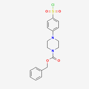 molecular formula C18H19ClN2O4S B11808502 Benzyl 4-(4-(chlorosulfonyl)phenyl)piperazine-1-carboxylate 