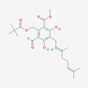 molecular formula C25H34O7 B11829646 methyl (E)-3-(3,7-dimethylocta-2,6-dien-1-yl)-5-formyl-2,4-dihydroxy-6-((pivaloyloxy)methyl)benzoate 