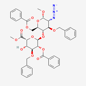 molecular formula C42H43N3O13 B11830418 methyl (2R,3S,4S,5R,6R)-6-[(2R,3S,4R,5R,6S)-5-azido-2-(benzoyloxymethyl)-6-methoxy-4-phenylmethoxyoxan-3-yl]oxy-5-benzoyloxy-3-hydroxy-4-phenylmethoxyoxane-2-carboxylate 