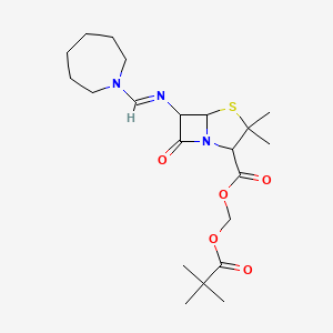 molecular formula C21H33N3O5S B1194186 2,2-二甲基丙酰氧甲基 6-(氮杂环戊-1-基亚甲基次亚氨基)-3,3-二甲基-7-氧代-4-硫杂-1-氮杂双环[3.2.0]庚烷-2-羧酸酯 