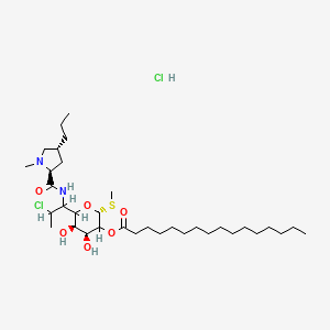 molecular formula C34H64Cl2N2O6S B1195577 Methyl 7-chloro-6,7,8-trideoxy-2-O-hexadecanoyl-6-{[hydroxy(1-methyl-4-propylpyrrolidin-2-yl)methylidene]amino}-1-thiooctopyranoside--hydrogen chloride (1/1) 