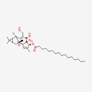 5,5a-Dihydroxy-4-(hydroxymethyl)-1,1,7,9-tetramethyl-11-oxo-1a,2,5,5a,6,9,10,10a-octahydro-1H-2,8a-methanocyclopenta[a]cyclopropa[e][10]annulen-6-yl hexadecanoate