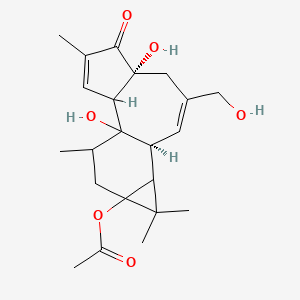 molecular formula C22H30O6 B1204029 [(6R,10S)-1,6-dihydroxy-8-(hydroxymethyl)-4,12,12,15-tetramethyl-5-oxo-13-tetracyclo[8.5.0.02,6.011,13]pentadeca-3,8-dienyl] acetate 