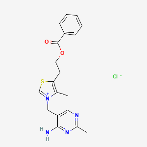 molecular formula C19H21ClN4O2S B1205510 Thiazolium, 3-((4-amino-2-methyl-5-pyrimidinyl)methyl)-5-(2-(benzoyloxy)ethyl)-4-methyl-, chloride CAS No. 1948-58-9