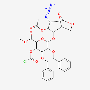 molecular formula C30H32ClN3O12 B12080837 Methyl 6-[(3-acetyloxy-4-azido-6,8-dioxabicyclo[3.2.1]octan-2-yl)oxy]-3-carbonochloridoyloxy-4,5-bis(phenylmethoxy)oxane-2-carboxylate 