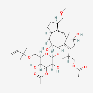 molecular formula C36H56O12 B1208103 2-[8-[4-Acetyloxy-3,5-dihydroxy-6-(2-methylbut-3-en-2-yloxymethyl)oxan-2-yl]oxy-4,9-dihydroxy-14-(methoxymethyl)-3,10-dimethyl-6-tricyclo[9.3.0.03,7]tetradeca-1,6-dienyl]propyl acetate 
