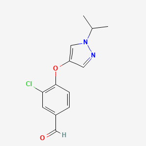 molecular formula C13H13ClN2O2 B12086234 3-Chloro-4-{[1-(propan-2-yl)-1H-pyrazol-4-yl]oxy}benzaldehyde 