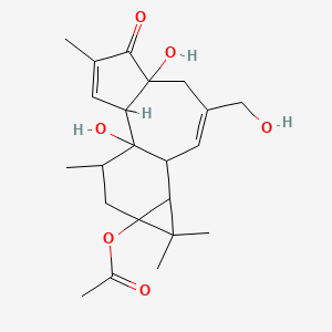 [1,6-Dihydroxy-8-(hydroxymethyl)-4,12,12,15-tetramethyl-5-oxo-13-tetracyclo[8.5.0.02,6.011,13]pentadeca-3,8-dienyl] acetate