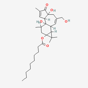molecular formula C30H46O6 B1215271 [1,6-Dihydroxy-8-(hydroxymethyl)-4,12,12,15-tetramethyl-5-oxo-13-tetracyclo[8.5.0.02,6.011,13]pentadeca-3,8-dienyl] decanoate 