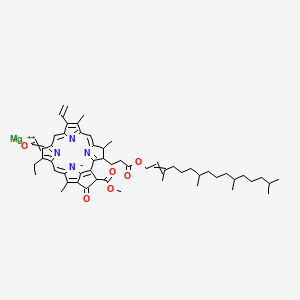 molecular formula C55H70MgN4O6 B1216347 Magnesium;[16-ethenyl-11-ethyl-3-methoxycarbonyl-17,21,26-trimethyl-4-oxo-22-[3-oxo-3-(3,7,11,15-tetramethylhexadec-2-enoxy)propyl]-23,24,25-triaza-7-azanidahexacyclo[18.2.1.15,8.110,13.115,18.02,6]hexacosa-1(23),2(6),5(26),8,10,13(25),14,16,18(24),19-decaen-12-ylidene]methanolate 