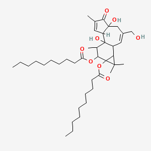 molecular formula C40H64O8 B1218867 Decanoic acid, 1,1a,1b,4,4a,5,7a,7b,8,9-decahydro-4a,7b-dihydroxy-3-(hydroxymethyl)-1,1,6,8-tetramethyl-5-oxo-9aH-cyclopropa[3,4]benz[1,2-e]azulene-9,9a-diyl ester, [1aR-(1aalpha,1bbeta,4abeta,7aalpha,7balpha,8alpha,9beta,9aalpha)]- 