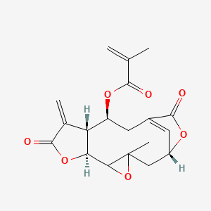 molecular formula C19H20O7 B1221483 [(1R,6S,10R,11S)-3-methyl-9-methylidene-8,14-dioxo-4,7,15-trioxatetracyclo[11.2.1.03,5.06,10]hexadec-13(16)-en-11-yl] 2-methylprop-2-enoate 