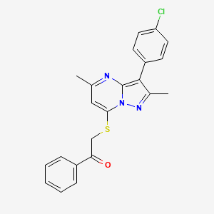 molecular formula C22H18ClN3OS B12226963 2-{[3-(4-Chlorophenyl)-2,5-dimethylpyrazolo[1,5-a]pyrimidin-7-yl]sulfanyl}-1-phenylethanone 