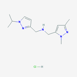 molecular formula C13H22ClN5 B12234054 1-(1,3-dimethyl-1H-pyrazol-5-yl)-N-[(1-isopropyl-1H-pyrazol-3-yl)methyl]methanamine 