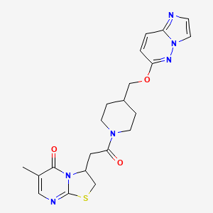 molecular formula C21H24N6O3S B12248131 3-{2-[4-({imidazo[1,2-b]pyridazin-6-yloxy}methyl)piperidin-1-yl]-2-oxoethyl}-6-methyl-2H,3H,5H-[1,3]thiazolo[3,2-a]pyrimidin-5-one 