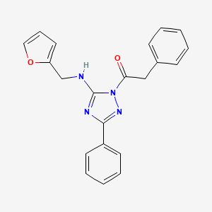 molecular formula C21H18N4O2 B1225616 1-[5-(2-Furanylmethylamino)-3-phenyl-1,2,4-triazol-1-yl]-2-phenylethanone 