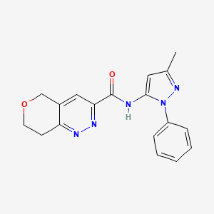 molecular formula C18H17N5O2 B12262423 N-(3-methyl-1-phenyl-1H-pyrazol-5-yl)-5H,7H,8H-pyrano[4,3-c]pyridazine-3-carboxamide 