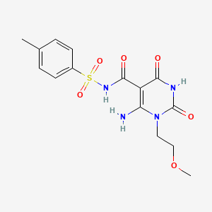 molecular formula C15H18N4O6S B1227503 6-氨基-1-(2-甲氧基乙基)-N-(4-甲苯基)磺酰基-2,4-二氧代-5-嘧啶甲酰胺 