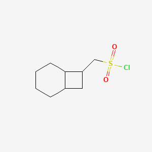molecular formula C9H15ClO2S B12313885 rac-[(1R,6R,7S)-bicyclo[4.2.0]octan-7-yl]methanesulfonyl chloride 