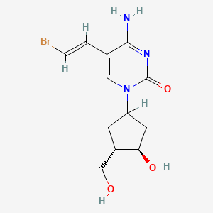 molecular formula C12H16BrN3O3 B1232466 1-((3-Hydroxy)-4-(hydroxymethyl)cyclopentyl)-4-amino-5-(2-bromovinyl)-2(1H)-pyrimidinone CAS No. 95313-04-5