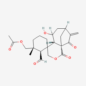 molecular formula C22H28O7 B1236522 [(1S,1'R,2'S,6S)-2'-formyl-7-hydroxy-1'-methyl-10-methylidene-2,11-dioxospiro[3-oxatricyclo[7.2.1.01,6]dodecane-5,3'-cyclohexane]-1'-yl]methyl acetate 