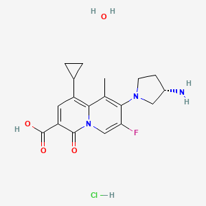 molecular formula C18H23ClFN3O4 B1239124 8-[(3S)-3-aminopyrrolidin-1-yl]-1-cyclopropyl-7-fluoro-9-methyl-4-oxoquinolizine-3-carboxylic acid;hydrate;hydrochloride 