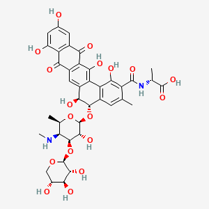 molecular formula C39H42N2O18 B1239308 D-Alanine, N-(((5S,6S)-5-((4,6-dideoxy-4-(methylamino)-3-O-beta-D-xylopyranosyl-beta-D-galactopyranosyl)oxy)-5,6,8,13-tetrahydro-1,6,9,11,14-pentahydroxy-3-methyl-8,13-dioxobenzo(a)naphthacen-2-yl)carbonyl)- CAS No. 152880-68-7