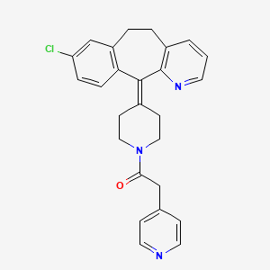 1-(4-{13-Chloro-4-azatricyclo[9.4.0.0^{3,8}]pentadeca-1(11),3,5,7,12,14-hexaen-2-ylidene}piperidin-1-yl)-2-(pyridin-4-yl)ethan-1-one