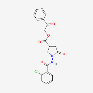 molecular formula C20H17ClN2O5 B12460795 2-Oxo-2-phenylethyl 1-{[(2-chlorophenyl)carbonyl]amino}-5-oxopyrrolidine-3-carboxylate 