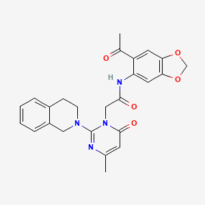 molecular formula C25H24N4O5 B12503774 N-(6-acetyl-1,3-benzodioxol-5-yl)-2-[2-(3,4-dihydroisoquinolin-2(1H)-yl)-4-methyl-6-oxopyrimidin-1(6H)-yl]acetamide 