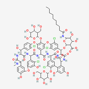2-[3-Carboxy-6-(decanoylamino)-4,5-dihydroxyoxan-2-yl]oxy-5,15,32,43,65-pentachloro-18,26,31,47,49-pentahydroxy-22-(methylamino)-21,35,38,54,56,59-hexaoxo-44-[3,4,5-trihydroxy-6-(hydroxymethyl)oxan-2-yl]oxy-64-[4,5,6-trihydroxy-3-(hydroxymethyl)oxan-2-yl]oxy-7,13,28-trioxa-20,36,39,53,55,58-hexazaundecacyclo[38.14.2.23,6.214,17.219,34.18,12.123,27.129,33.141,45.010,37.046,51]hexahexaconta-3,5,8,10,12(64),14,16,23(61),24,26,29(60),30,32,41(57),42,44,46(51),47,49,62,65-henicosaene-52-carboxylic acid
