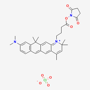 9-(Dimethylamino)-1-{4-[(2,5-dioxopyrrolidin-1-yl)oxy]-4-oxobutyl}-2,2,4,11,11-pentamethyl-2,11-dihydronaphtho[2,3-g]quinolinium perchlorate