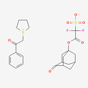 molecular formula C24H28F2O7S2 B1261358 1-(2-氧代-2-苯乙基)四氢噻吩鎓 4-氧代-1-金刚烷氧羰基二氟甲磺酸酯 