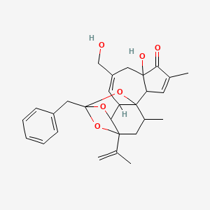13-Benzyl-6-hydroxy-8-(hydroxymethyl)-4,17-dimethyl-15-prop-1-en-2-yl-12,14,18-trioxapentacyclo[11.4.1.01,10.02,6.011,15]octadeca-3,8-dien-5-one
