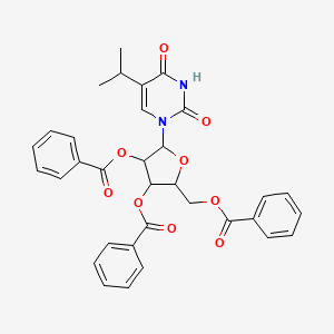 Benzoic acid [3,4-dibenzoyloxy-5-(2,4-dioxo-5-propan-2-yl-1-pyrimidinyl)-2-oxolanyl]methyl ester