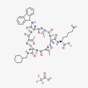 methyl (2S)-6-amino-2-[[(4R,11R,18R)-11-(cyclohexylmethylcarbamoyl)-18-(9H-fluoren-9-ylcarbamoyl)-4,7,11,14,18,21-hexamethyl-2,9,16-trioxo-6,13,20-trioxa-3,10,17,22,23,24-hexazatetracyclo[17.2.1.15,8.112,15]tetracosa-1(21),5(24),7,12(23),14,19(22)-hexaene-4-carbonyl]amino]hexanoate;2,2,2-trifluoroacetic acid