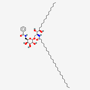 molecular formula C57H104N2O9 B1264414 1-O-(6-脱氧-6-苯甲酰胺基-α-D-半乳糖吡喃糖基)-N-二十六烷酰基植物鞘氨醇 