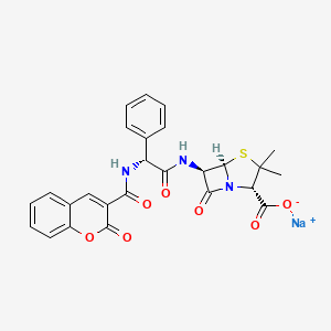 molecular formula C26H22N3NaO7S B1264885 sodium;(2S,5R,6R)-3,3-dimethyl-7-oxo-6-[[(2R)-2-[(2-oxochromene-3-carbonyl)amino]-2-phenylacetyl]amino]-4-thia-1-azabicyclo[3.2.0]heptane-2-carboxylate 