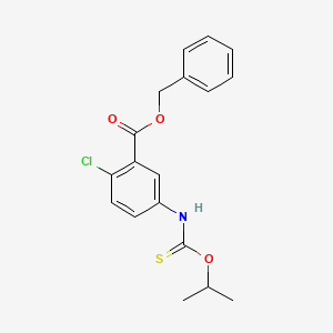 molecular formula C18H18ClNO3S B12684786 Benzoic acid, 2-chloro-5-(((1-methylethoxy)thioxomethyl)amino)-, phenylmethyl ester CAS No. 135813-21-7