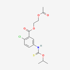molecular formula C15H18ClNO5S B12685688 Benzoic acid, 2-chloro-5-(((1-methylethoxy)thioxomethyl)amino)-, 2-(acetyloxy)ethyl ester CAS No. 135813-16-0