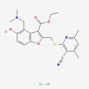 molecular formula C23H26ClN3O4S B12739905 3-Benzofurancarboxylic acid, 2-(((3-cyano-4,6-dimethyl-2-pyridinyl)thio)methyl)-4-((dimethylamino)methyl)-5-hydroxy-, ethyl ester, monohydrochloride CAS No. 141599-65-7