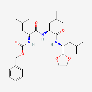 molecular formula C28H45N3O6 B12849981 benzyl((S)-1-(((S)-1-(((S)-1-(1,3-dioxolan-2-yl)-3-methylbutyl)amino)-4-methyl-1-oxopentan-2-yl)amino)-4-methyl-1-oxopentan-2-yl)carbamate 