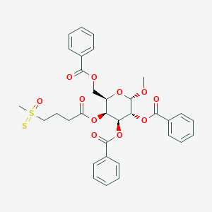 molecular formula C33H34O11S2 B12863259 (2S,3R,4S,5S,6R)-6-((Benzoyloxy)methyl)-2-methoxy-5-((4-(methylsulfonothioyl)butanoyl)oxy)tetrahydro-2H-pyran-3,4-diyl dibenzoate 