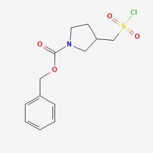 molecular formula C13H16ClNO4S B1289891 Benzyl 3-((chlorosulfonyl)methyl)pyrrolidine-1-carboxylate CAS No. 242459-80-9