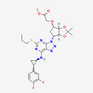 molecular formula C27H32F2N6O5S B12974173 Methyl 2-(((3aR,4S,6R,6aS)-6-(7-(((1R,2S)-2-(3,4-difluorophenyl)cyclopropyl)amino)-5-(propylthio)-3H-[1,2,3]triazolo[4,5-d]pyrimidin-3-yl)-2,2-dimethyltetrahydro-3aH-cyclopenta[d][1,3]dioxol-4-yl)oxy)acetate 