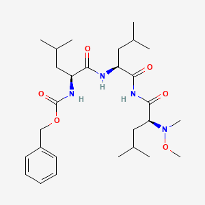 molecular formula C28H46N4O6 B13035799 Benzyl((4S,8S,11S)-4,8-diisobutyl-3,13-dimethyl-5,7,10-trioxo-2-oxa-3,6,9-triazatetradecan-11-yl)carbamate 